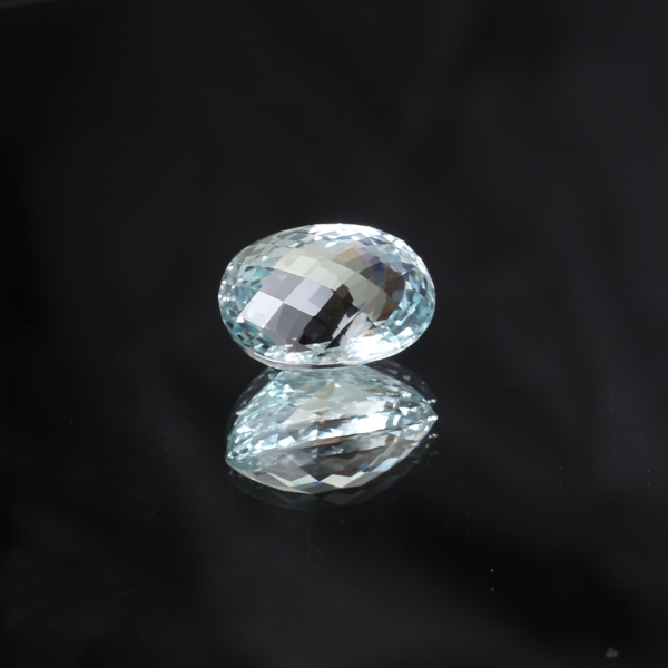 TOPAZ, approx 71.95 ct / TOPAS, cirka 71,95 ct.