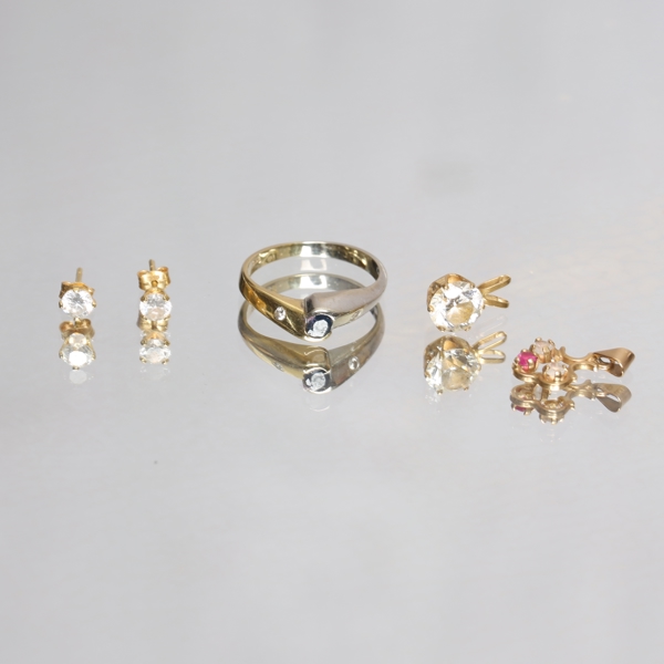 RING, 2.PENDANT o EARRINGS, gold 14 and 18 K total weight 4.42 grams / RING, 2.HÄNGEN o ÖRHÄNGEN, guld 14 och 18 K total vikt 4,42 gram