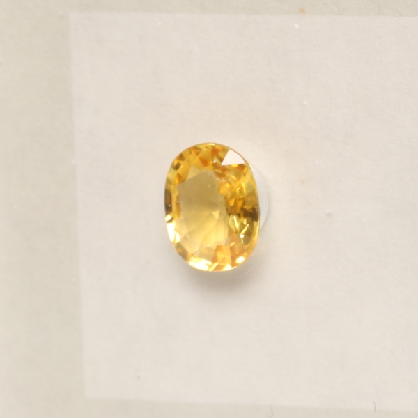 YELLOW SAPPHIRE, oval mixed cut, 1.16 ct, IGI certificate 1L136366, year 1991, sealed / GUL SAFIR, oval blandslipning, 1,16 ct, IGI certifikat 1L136366, år 1991, förseglad.