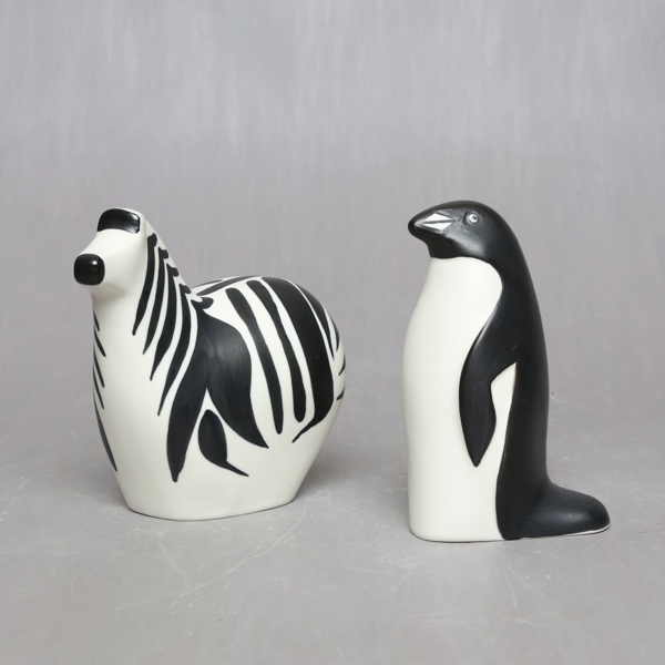 LILLEMOR MANNERHEIM. 2 Figuriner, stengods, Zebra och pingvin för WWF ur serien "De hotade", Arabia, Finland. 1984_1484a_8db70a59a462c51_lg.jpeg