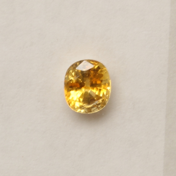 YELLOW SAPPHIRE, oval mixed cut, 1.09 ct, IGI certificate 1L136453, year 1992, sealed / GUL SAFIR, oval blandslipning, 1,09 ct, IGI certifikat 1L136453, år 1992, förseglad.