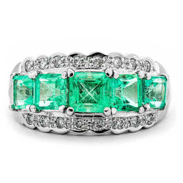 RING in white gold with emerald and diamonds, 1.62 tcw, 1.50 ct emerald, 0.12 ct diamonds / RING i vitguld med smaragd och diamanter, 1,62 tcw,1,50 ct smaragd, 0,12 ct diamanter