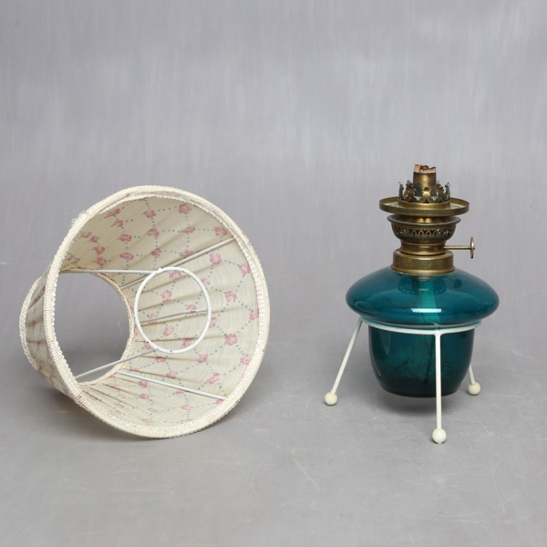 TABLE LAMP, model kerosene, around the middle of the 20th century / BORDSLAMPA, modell fotogen, omkring 1900 talets mitt_1831a_lg.jpeg