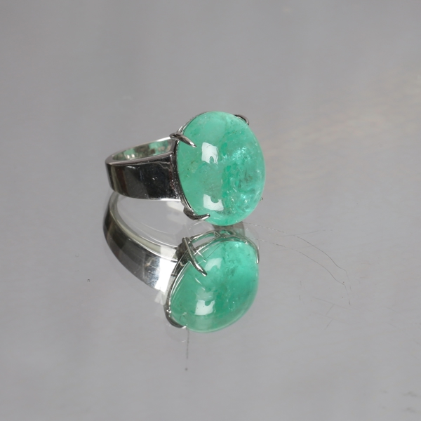 RING, 18k white gold, cabochon-cut emerald of 17.4 ct, Colombia / RING, 18 k vitguld, cabochonslipad smaragd om 17.4 ct, Colombia_2650a_lg.jpeg