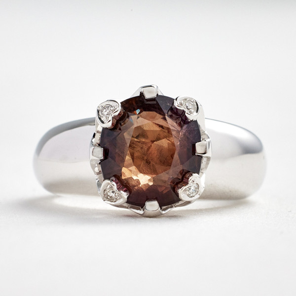 RING, 18 k vitguld, 1 obehandlad färgskiftande brun-orange/lila-röd safir, ca 5,53 ct, ovalslipad, 4 briljantslipade diamanter, totalt ca 0,04 ct.