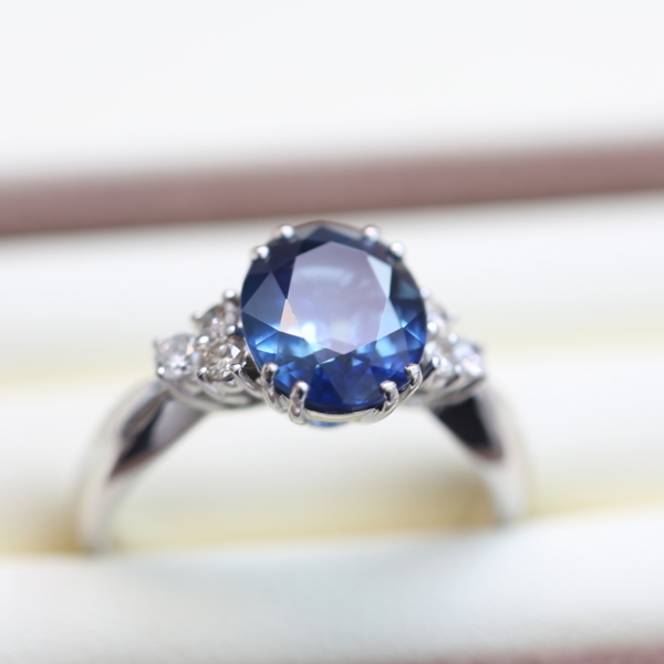 Guldring 18k med en oval fasetterad safir ca 4,46 ct samt mindre briljantslipade diamanter ca 0,18 ct.