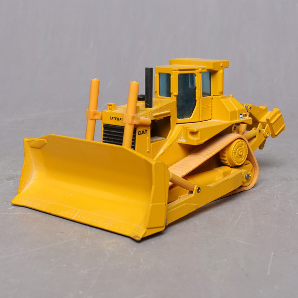 CATERPILLAR Cat D8L, Track Type Tractor, scale 1:50, collectors item / CATERPILLAR Cat D8L, bandschaktare, skala 1:50, samlar objekt.
