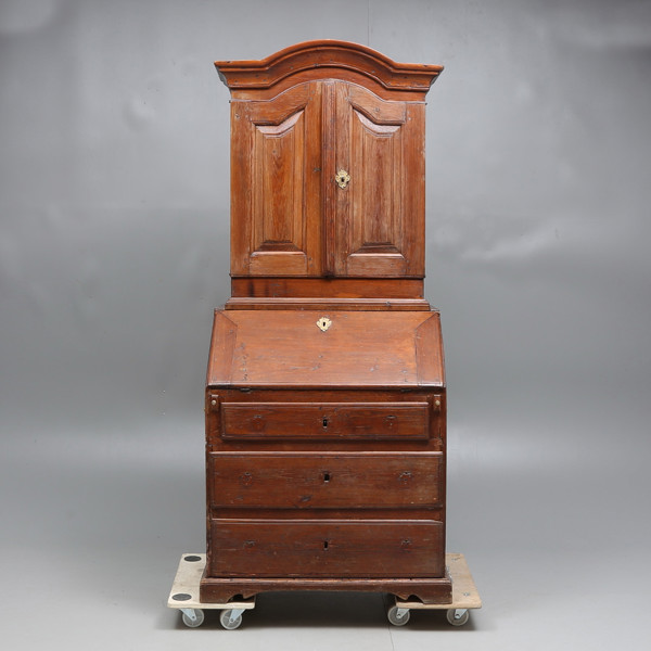 TOP and BOTTOM CABINET with FLAP, pine, around the turn of the century 1800 / ÖVER o UNDERSKÅP m KLAFF, furu, omkring sekelskiftet 1800.