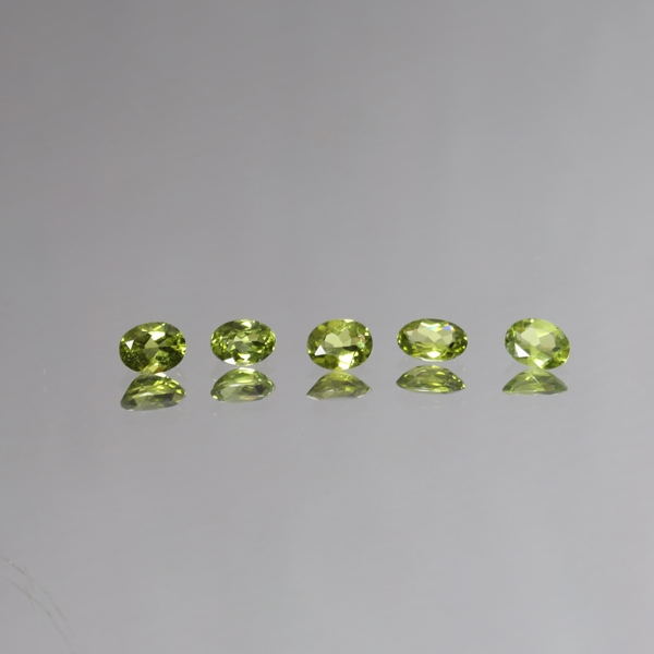 PERIDOT, 5 pcs, total approx. 9.30 ct / PERIDOT, 5st, total cirka 9,30 ct._381a_8db45755db3e656_lg.jpeg