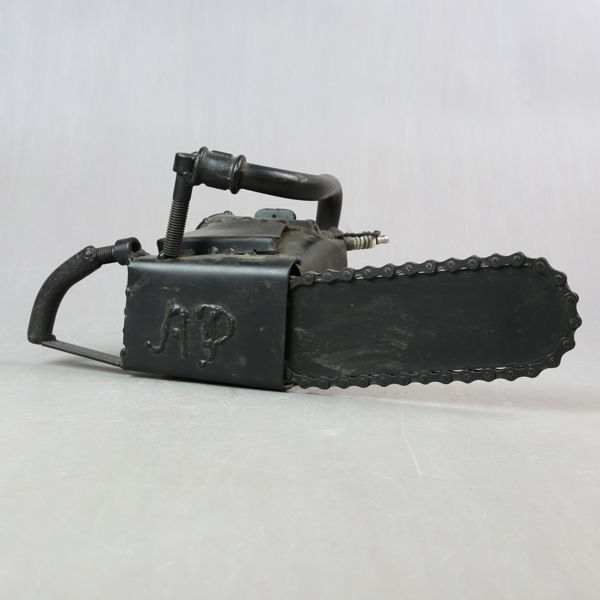 DECORATIVE SCRAP METAL, chainsaw, 1900s / DEKORATIVT METALLSKROT, motorsåg, 1900 tal